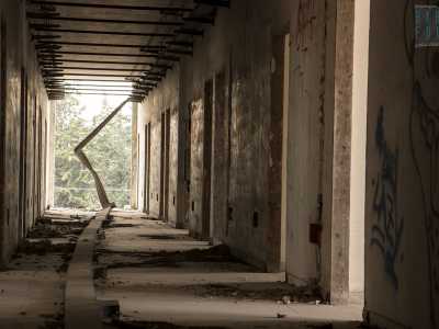 In uno dei corridoi spicca una condotta dell'aria caduta rovinosamente dal soffitto